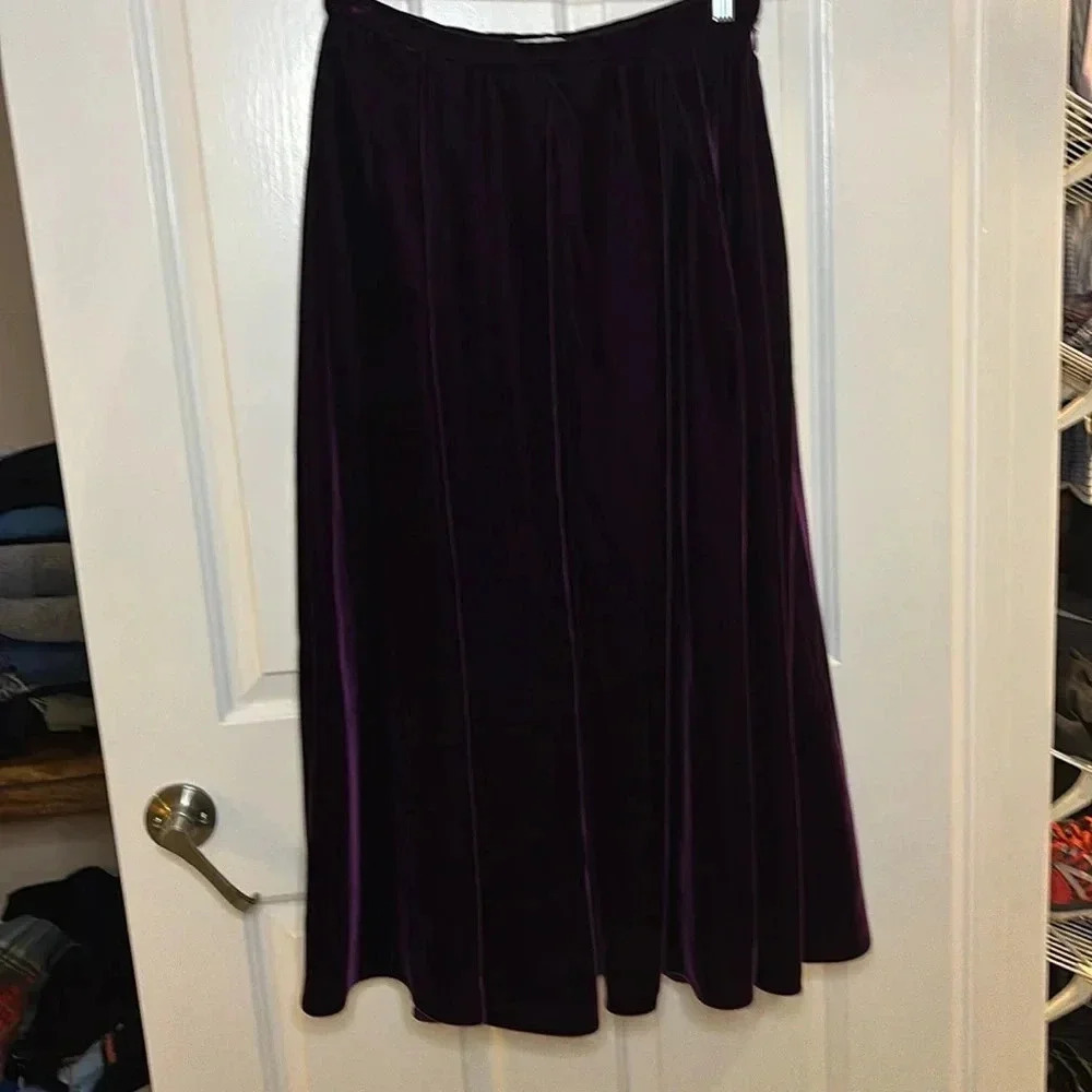 EUC DIOR women’s rich purple velvet skirt silk lined size 8us 40Fr mid length